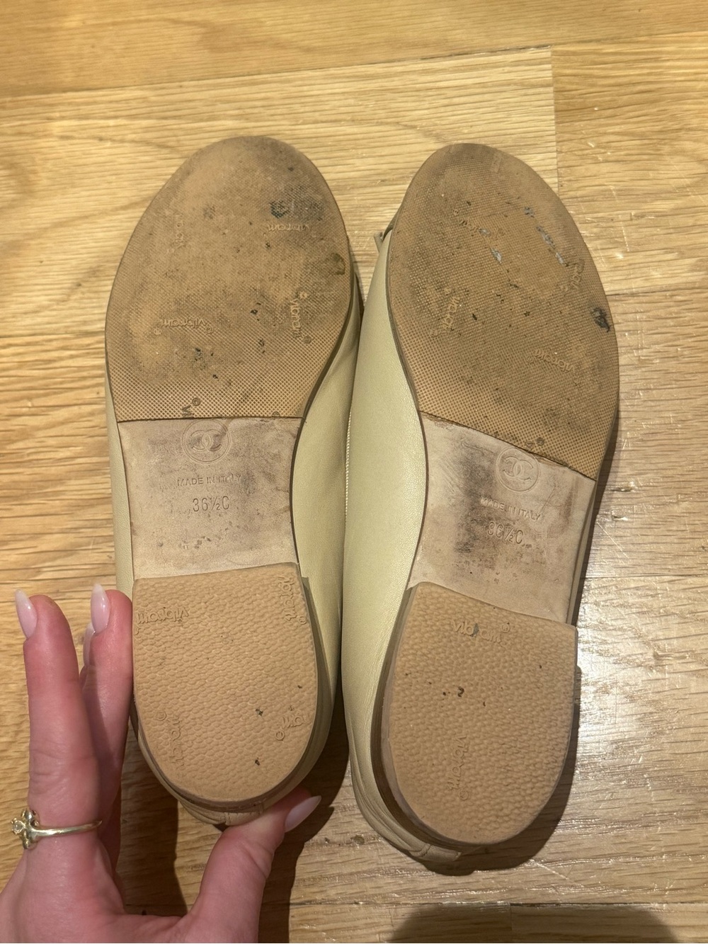 CHANEL Beige and Gold Cap-Toe Leather Ballet Flats - Picture 6 of 7